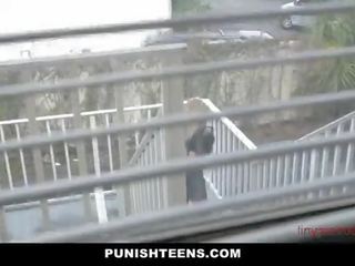 Blondynka nastolatka ukarane przez gigantyczne męskość - tinyteencams.com