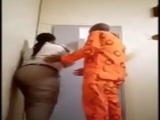 Θηλυκός φυλακή warden παίρνει πατήσαμε με inmate: ελεύθερα Ενήλικος συνδετήρας b1